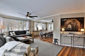 Premium 5 bedroom, pet friendly private home with hot tub 3 miles from the Skyship Bear